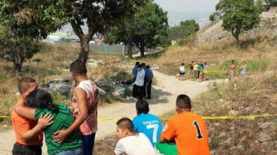 Desconsolada, Yessenia Barahona llora, junto a su esposo, la muerte de su hijo.