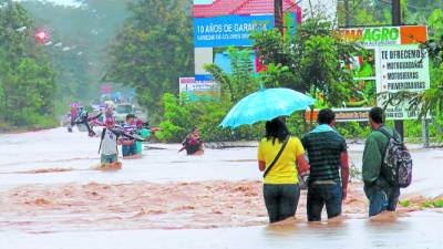 El río Tocoa que une a esta ciudad con Sabá incrementó su caudal cortando el paso. Muchas personas se atrevieron a cruzar pese al peligro.