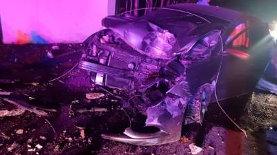 <b><span class=mln_uppercase_mln>Impacto.</span></b> El carro quedó destruido en la parte frontal.