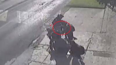 Uno de los asaltantes recibió su merecido por un joven que le pegó un derechazo que lo bajó de la moto.