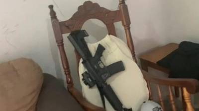 El fusil AR-15 calibre 223 encontrado en una de las dos viviendas allanadas en la mañana de este domingo en relación a la masacre de siete personas en Comayagüela, capital hondureña.