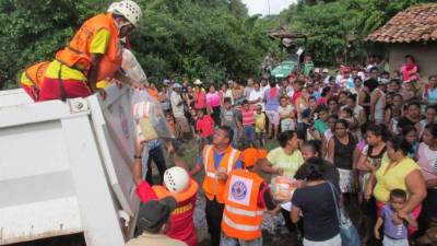 Personal de Copeco llevó víveres a las familias.