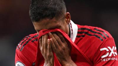 El defensa galo ha pasado tres temporadas en el club inglés, después de que el Manchester United pagara unos 50 millones de euros por él al Real Madrid.