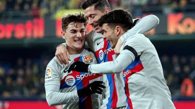 Pedri celebrando con Gavi y Robert Lewandowski su golazo contra el Villarreal en la Liga Española.