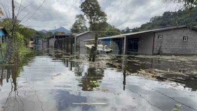 Las inundaciones provocadas por el aumento del nivel del Lago de Yojoa han obligado a decenas de familias a abandonar sus viviendas en el municipio de Santa Cruz de Yojoa, departamento de Cortés, donde el agua ha alcanzado las casas ubicadas a la orilla de la carretera CA-5.