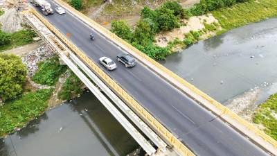 <b><span class=mln_uppercase_mln>AVANCE.</span></b> Ya se instalaron algunas vigas en horas de la noche para no provocar congestionamiento en la zona del segundo anillo.