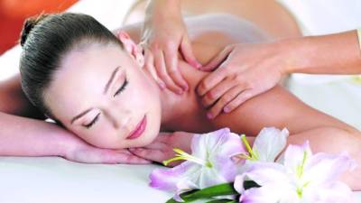 Los masajes con chocolate (chocoterapia) reafirman la piel y mantienen su aspecto juvenil, aportando elasticidad y fomentado la construcción de colágeno y elastina.