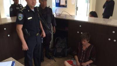 Florian Brandstätter fue rescatado por agentes de la Policía cuando supuestamente pretendía lanzarse del segundo piso de un hotel en San Pedro Sula.