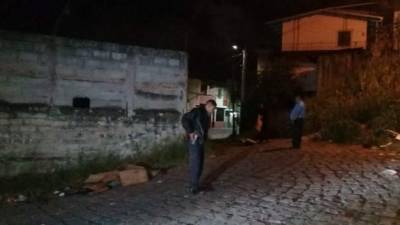 Agentes de la Policía Nacional de Honduras presentes en la escena del crimen.