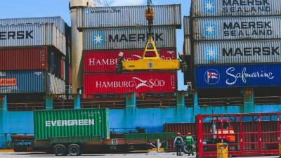 Honduras mantiene un arancel del 10% para exportar a Estados Unidos, una medida que coloca un costo adicional a los productos hondureños que ingresan a ese mercado. Este arancel continúa vigente mientras otros países de la región lograron condiciones más favorables. Aquí 10 claves sobre el tema.