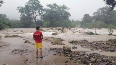 Cuerpo de Bomberos de Honduras, realiza inspección en el río Uchapa, carretera que conduce a la comunidad de El Juncal, no hay paso debido a que el río se llevó las 2 cabeceras del puente.