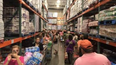 Los residentes de la Florida abarrotaron los supermercados este martes tras el anuncio de que el huracán Irma alcanzó la categoría 5 y se enfila hacia el Caribe y la costa este de los Estados Unidos. Foto Tampa Bay.