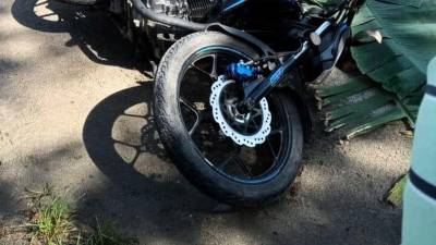 La motocicleta en la que se conducían las hermanas Paz.