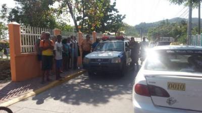 Agentes de la Policía de Roatán realizan operativos tras el asesinato de un ciudadano filipino. Foto tomada de Teledifusora Insular.