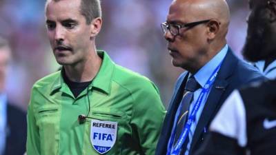Mark Geiger, el central estadounidense tuvo que salir custodidado tras su trabajo en el Panamá - México.