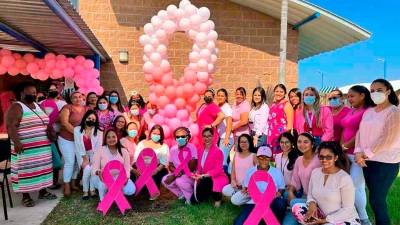 <b><span class=mln_uppercase_mln>asistencia.</span></b> Un grupo de mujeres acudieron a practicarse la mamografía en Ciudad Mujer durante la inauguración de la campaña.