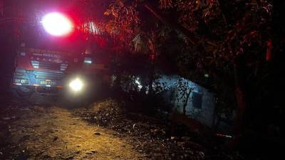 Camión del Cuerpo de Bomberos frente a la casa donde murieron los hermanitos.