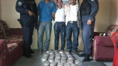 Tres hombres fueron detenidos en posesión de 66 paquetes de marihuana.