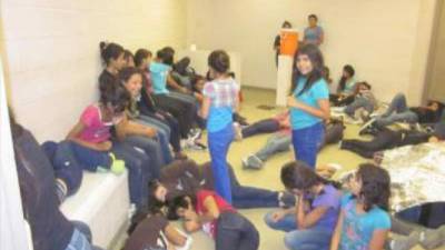 La cancillería hondureña dijo en un comunicado que 'en las próximas horas una comitiva de la misión diplomática (de Honduras en Washington) se trasladará hasta los centros de albergue de niños migrantes en el estado de Arizona'. Foto tomada de www.breitbart.com