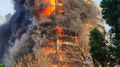 Un voraz incendio ha consumido un edificio de 14 plantas en el barrio de Campanar, Valencia. Las llamas, de proporciones devastadoras, han dejado a los residentes atrapados en un tenso rescate, mientras los bomberos luchan incansablemente por controlar la situación.