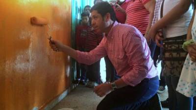 También pintaron algunas paredes de la escuela.