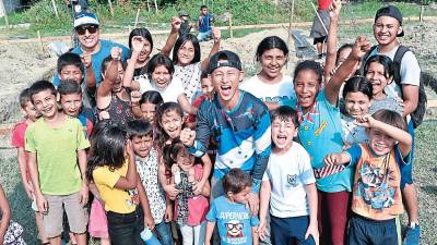 Los niños de la colonia Las Torres tienen que caminar hasta la colonia Planeta para asistir a clases.