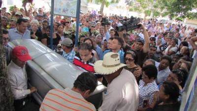 Una multitud de danlidenses despidieron al doctor Nelson Salinas en un ambiente de consternación y llanto.