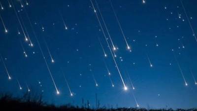 Esta noche, lunes 17 de noviembre, la lluvia de estrellas Leónidas alcanza su punto máximo de actividad, convirtiéndose en uno de los eventos astronómicos más esperados del mes. El cielo ofrecerá un despliegue natural lleno de destellos luminosos. Para muchas personas, es una oportunidad única de conectarse con el cosmos sin necesidad de instrumentos especiales.