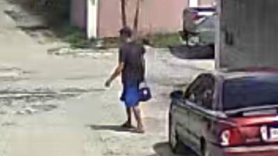 Este sujeto tardó segundos en robarse una batería de carro este lunes por la tarde en San Pedro Sula.