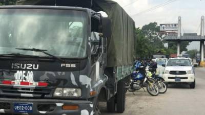 Un camión con antimotines se ubica en el bulevar del este en San Pedro Sula.