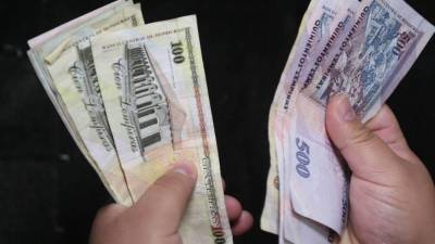 Billetes de 100 y 500 lempiras | Fotografía de archivo