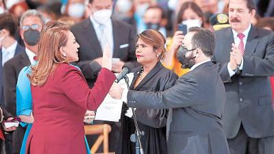 Imagen de archivo en donde la jueza Karla Liseth Romero toma promesa de ley a la presidenta; a su lado está Luis Redondo.