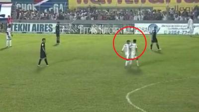 En video quedó captado el momento que en Chirinos agrede a su compañero.