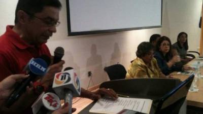 El catedrático Miguel Antonio Fiallos ofreció disculpas públicas al estudiante Osbin Pérez por comentarios racistas.