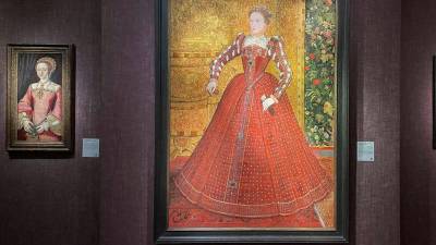 Algunos de los cuadros de la exposición de pintura 'Isabel I: Reina y corte' en Philip Mould &amp; Co en Londres.