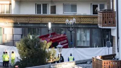 Dos jóvenes francesas que estaban en el bar de la estación de esquí suiza de Crans Montana en el que se declaró un incendio mortal esta Nochevieja han relatado cómo se produjo y propagó el fuego, cómo huyeron y el pánico que se generó entre los asistentes que intentaban huir.