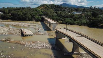 Una pilastra del puente Saopín se dañó ante la fuerte corriente del río Cangrejal tras el paso de la tormenta Sara, provocando la caída de una de las losas.