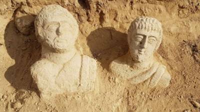 Fotografía facilitada por la Autoridad de Antigüedades de Israel que muestra dos bustos funerarios del romano tardío (siglos III-IV a.C.) que han sido encontrados en el cementerio de la ciudad norteña israelí de Beit Shean de causalidad, cuando las lluvias dejaron uno al descubierto. EFE