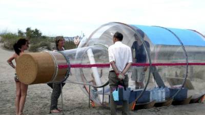 A bordo de esta casa botella un artista pretende navegar un río durante dos meses.