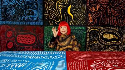 El mundo del arte contemporáneo llora este jueves la muerte de la japonesa Yayoi Kusama, una de sus artistas más relevantes del último siglo, que convirtió los lunares que la perseguían en sus alucinaciones en su marca personal y en uno de los máximos exponentes de la psicodelia.