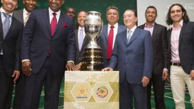 Jugadores de la Liga de Quito se estiran previo al partido contra Vélez Sarsfield por la Copa Libertadores en Buenos Aires, el jueves 13 de mayo de 2021. (AP Foto/Marcos Brindicci, Pool)