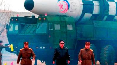 Kim Jong Un, el líder norcoreano, en una exposición del armamento norcoreano.