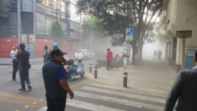 Personas esperan en la calle tras un sismo registrado en Ciudad de México (México). EFE