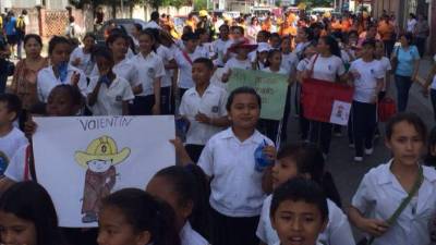 Los escolares junto a sus padres y maestros al caminar en el centro de San Pedro Sula.