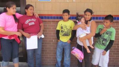 A Elvira Hurtado, de 44 años y a Jeny Judith Artica Caballero, de 31, las unió en esta frontera no solo la nacionalidad, sino el tener que cuidar a sus hijos, luego de permanecer detenidas por entrar sin documentos a Estados Unidos. Foto tomada de oficinadecorresponsales.wordpress.com