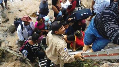 Unas 24.000 personas de varias comunidades en el Caribe de Honduras están aisladas por daños a carreteras y puentes a causa de las torrenciales de los últimos días derivadas de un frente frío.