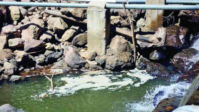 La presencia de espuma y aguas mieles son evidentes en el río Espinos, Esquipulas.