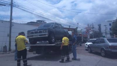 Luego de intentar forzar la bajada del vehículo, el capitalino se rindió dejando que la grúa se lo llevara.