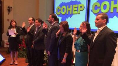 Aline Flores juramenta a la nueva directiva.