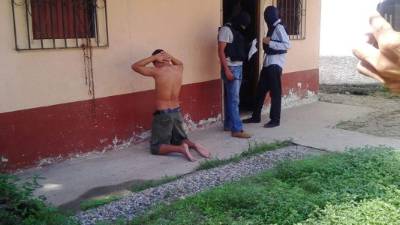 Durante los allanamientos se requirió a varios jóvenes.